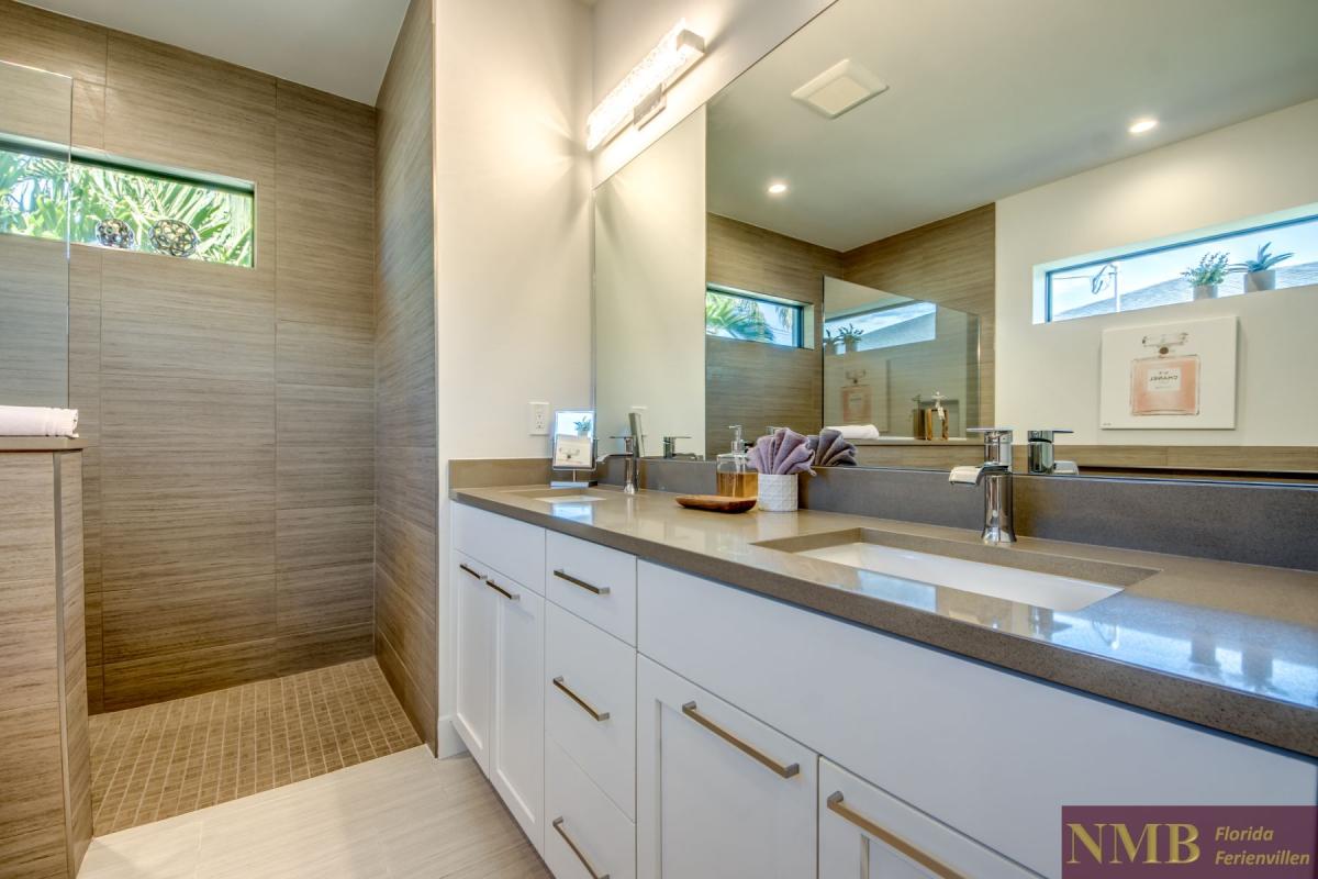 Ferienhaus-Cape-Coral-Sanisbar Breeze_41-Master-Bathroom